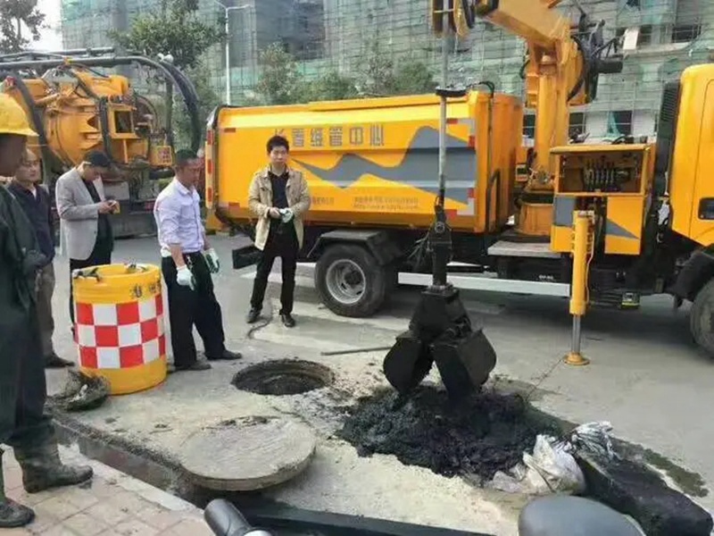 淮滨街道：网格员化身“清道夫”，为民解忧疏通“堵心”化粪池