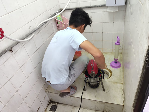 淮滨肥皂掉到马桶里把马桶堵住了怎么办？马桶堵住了怎么办