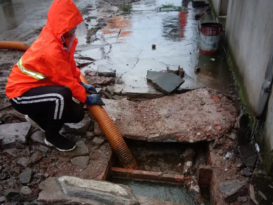 淮滨专业清理污水池 炜誉市政以规范流程守护城市 “肠道”