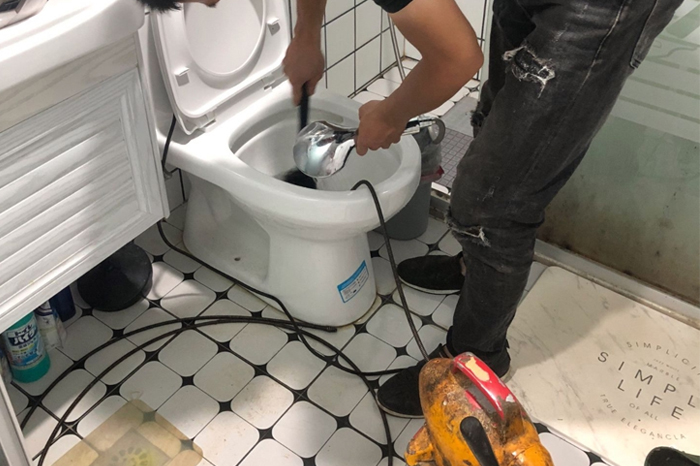 淮滨马桶堵塞自己疏通还是找师傅?专业上门服务让你省时更省心